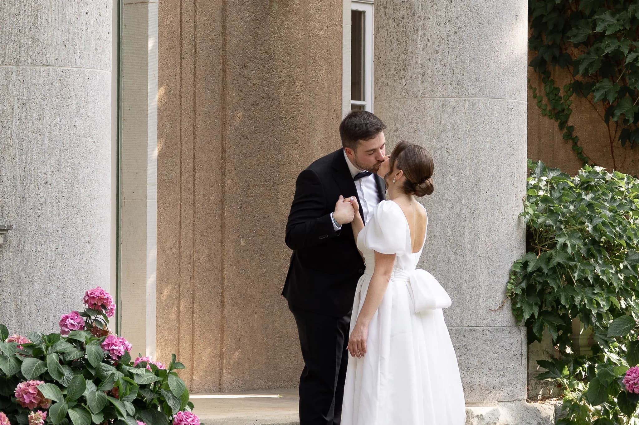 Documentary wedding photography on digital at Liebermann Villa, Berlin-Wannsee, Germany by Liza Holiarchuk.