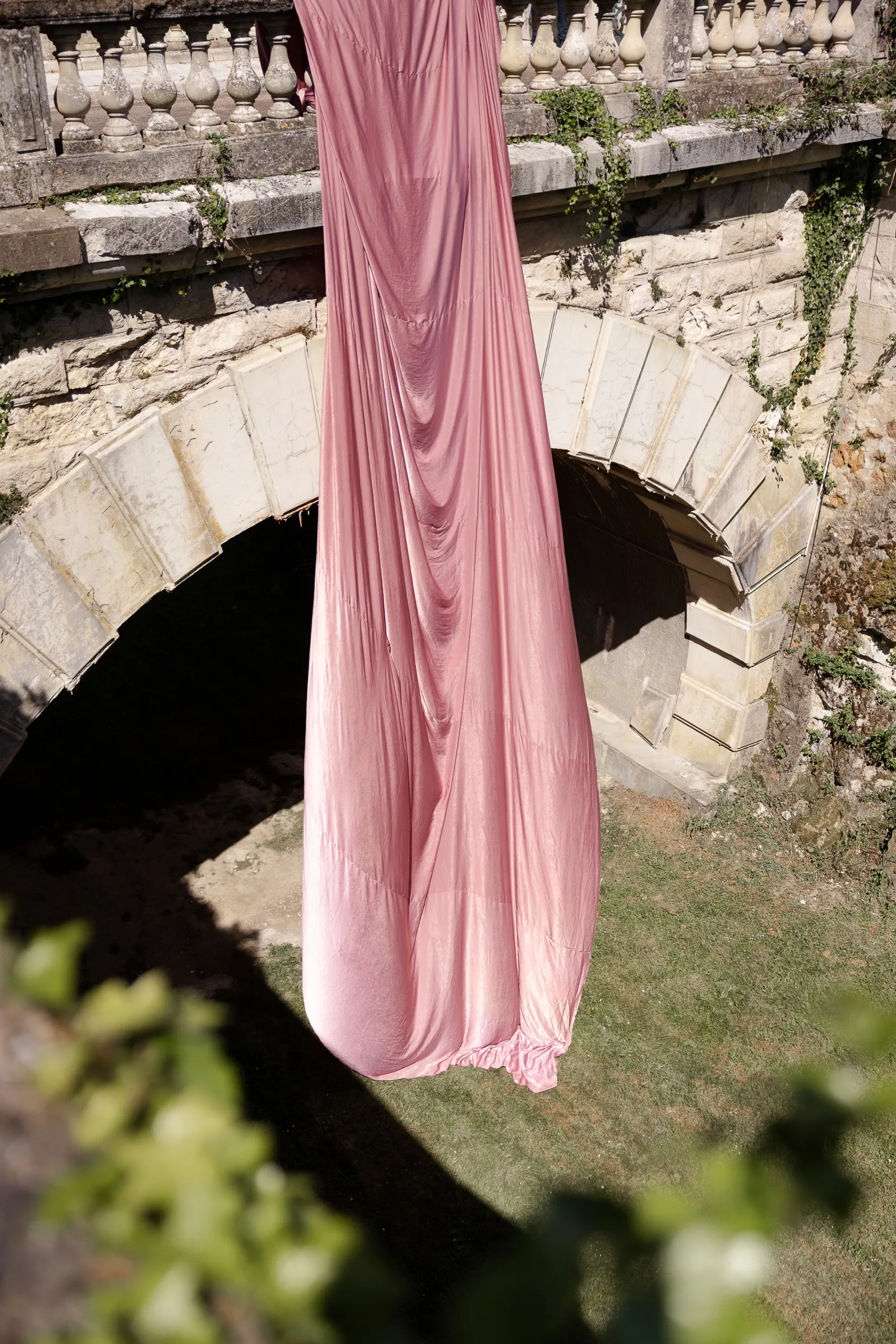 Guest celebration moment at Château de Jalesnes, France (photo 10)