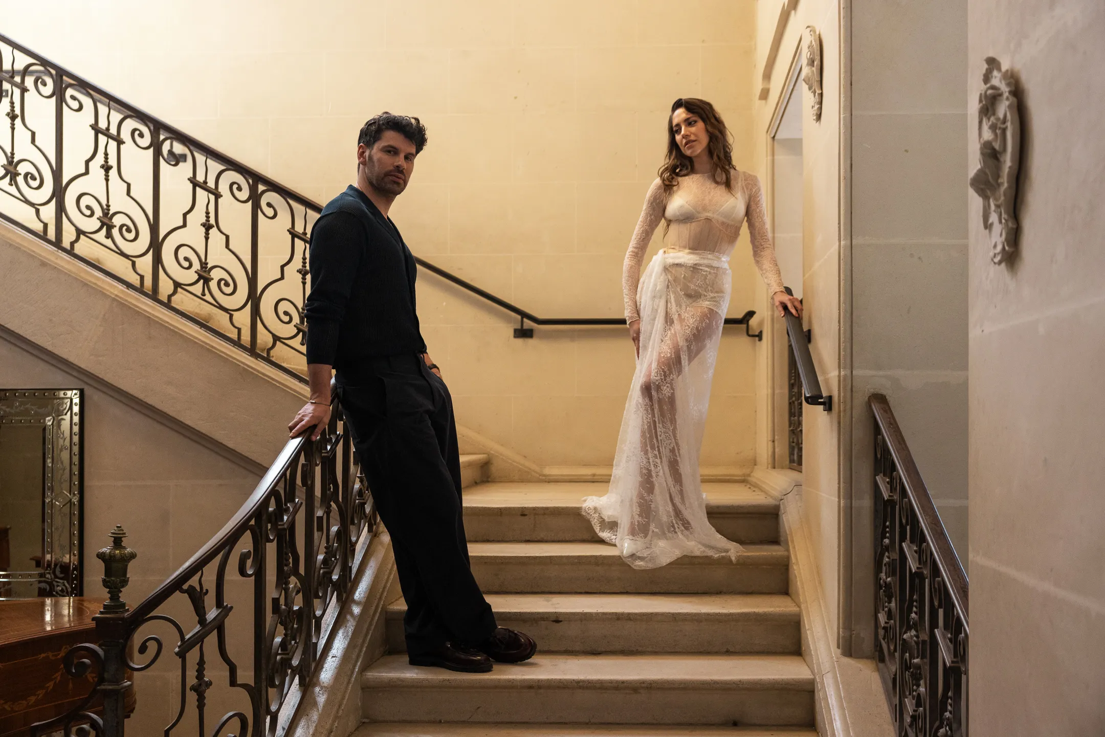 Candid wedding moment at Château de Jalesnes, France (photo 12)
