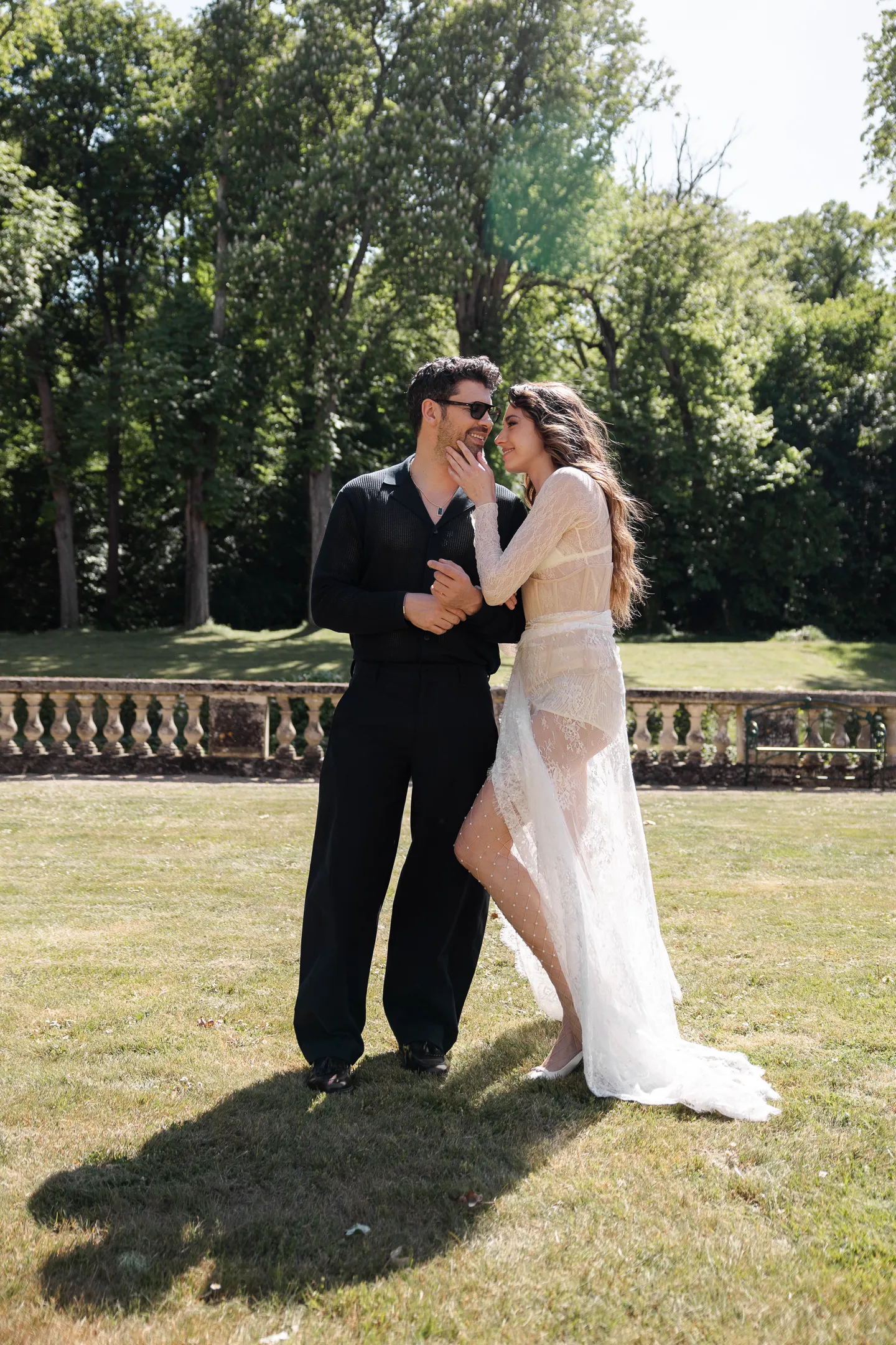 Candid wedding moment at Château de Jalesnes, France (photo 18)