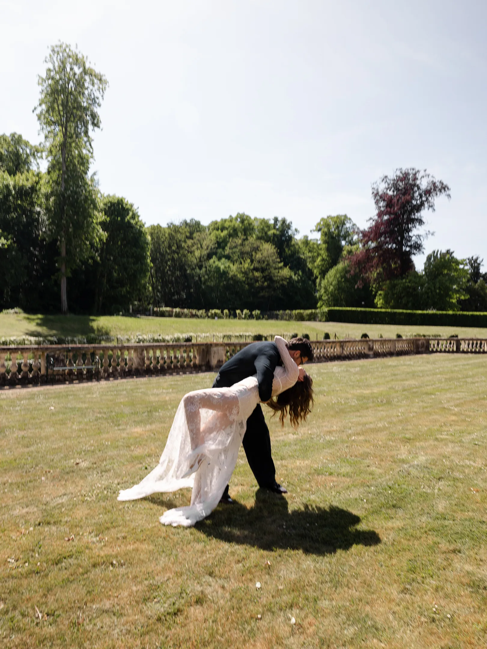 Couple portrait at Château de Jalesnes, France (photo 21)