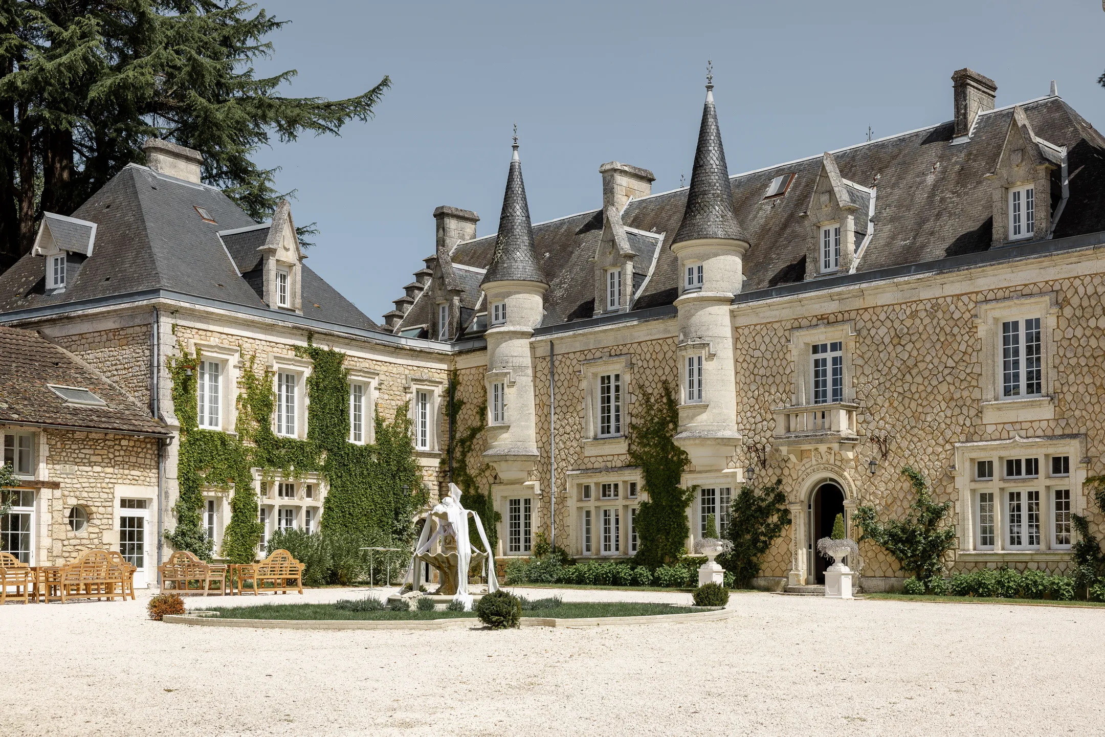 Ceremony detail at Château de la Couronne, Charente, France (photo 1)