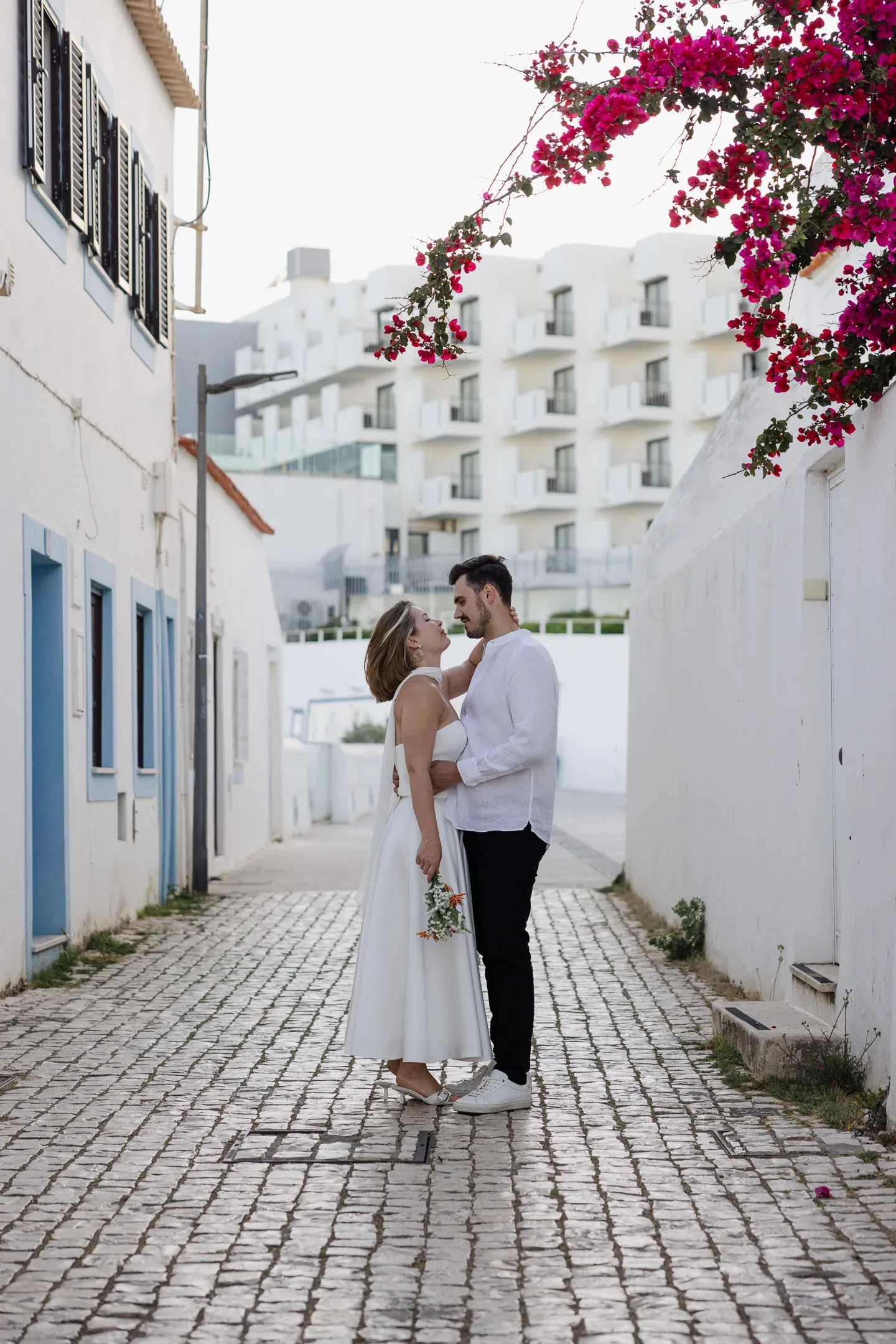 Couple portrait at Albufeira, Algarve, Portugal (photo 9)