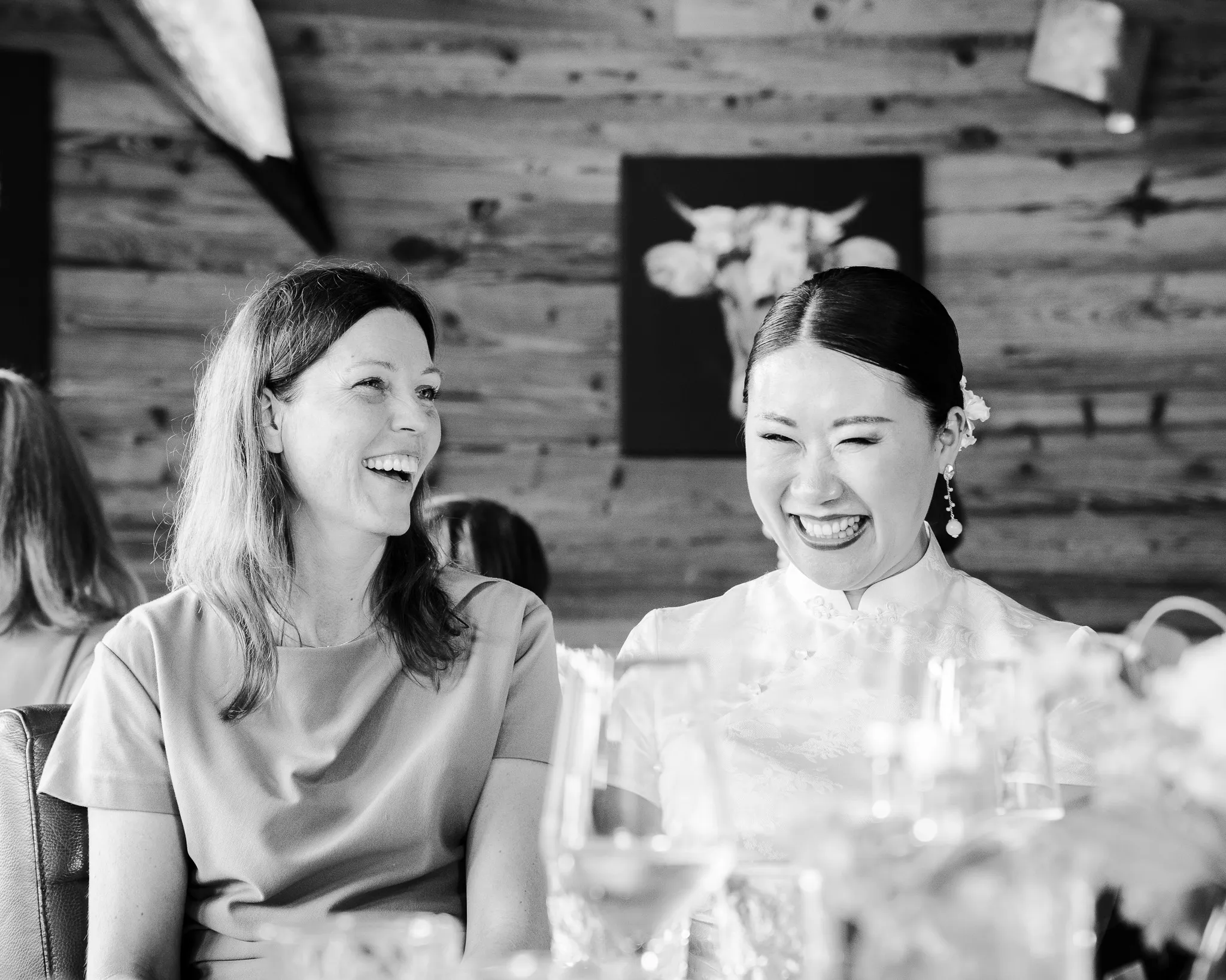 Candid wedding moment at Süllberg, Blankenese, Hamburg, Germany (photo 12)