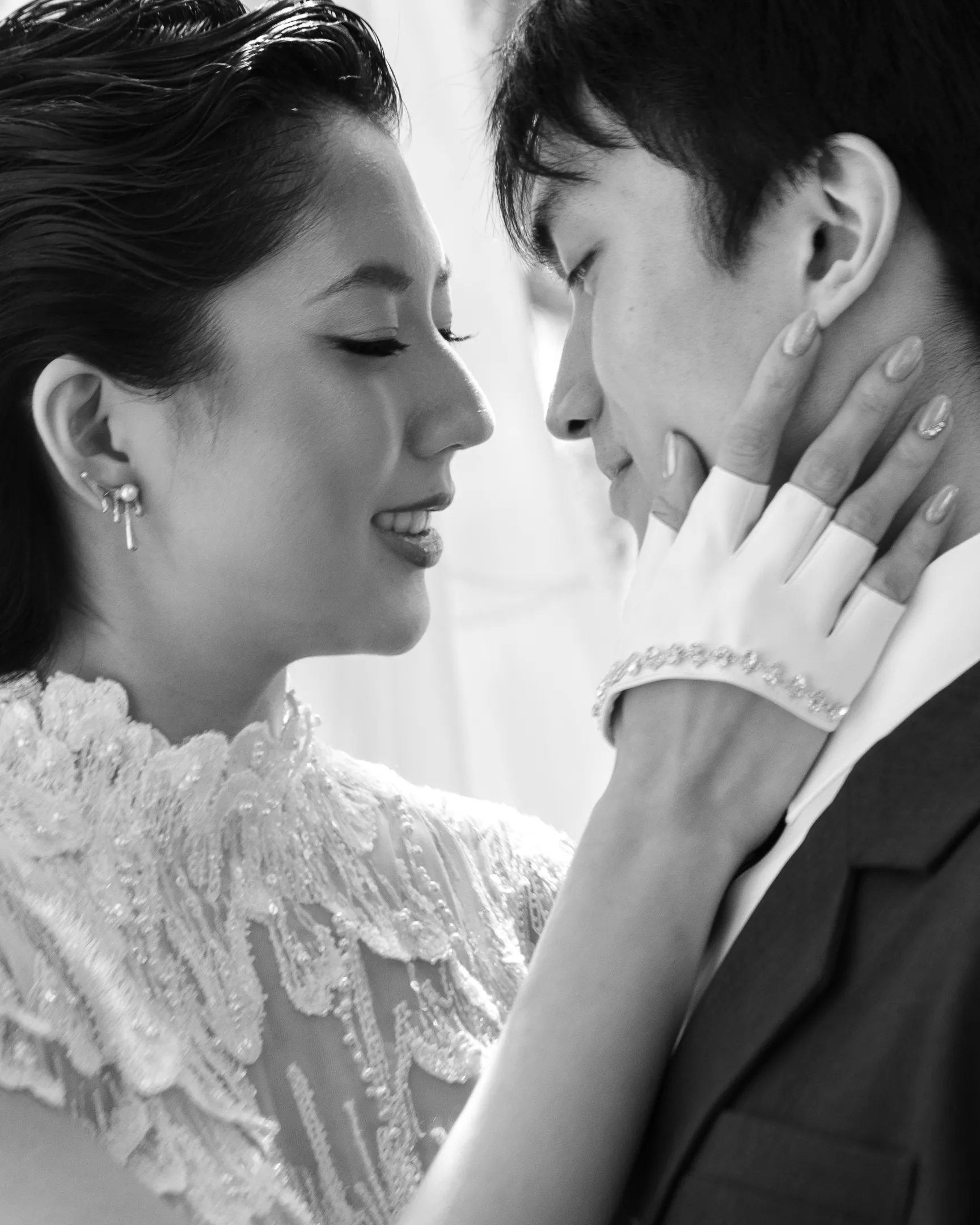 Candid wedding moment at Le Domaine du Châtelier, France (photo 6)